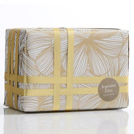 Carta regalo "Doria" bianca con fantasia a fiori dorati 0,70 x 25m Carta regalo "Doria" bianca con fantasia a fiori dorati 0,70 x 25m